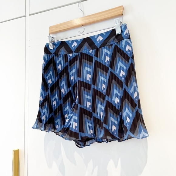 BNWOT Club Monaco knife pleat shorts - Picture 3 of 4